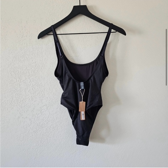 NWT skims scoop neck swimsuit one piece - Picture 5 of 8